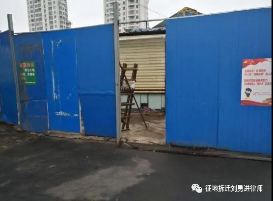 商铺门前被设置围挡，如何救济？