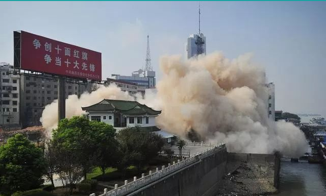 拆迁方施压，你会在安置补偿协议上签字吗？