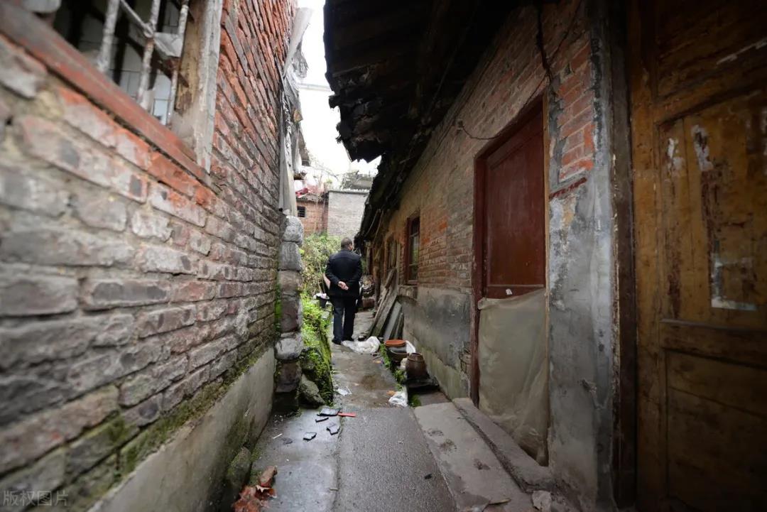 什么样的房屋算危房？危房拆除要通过哪些程序？