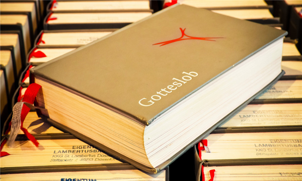 房屋买卖时土地使用权是否随之转移？