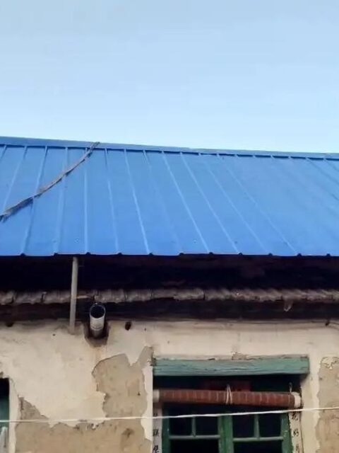 房屋被拆八年未安置，一家五口为何仍住铁皮棚？